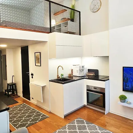 Stylish Historic Loft - Your Comfy Old Town Stop! Apartament